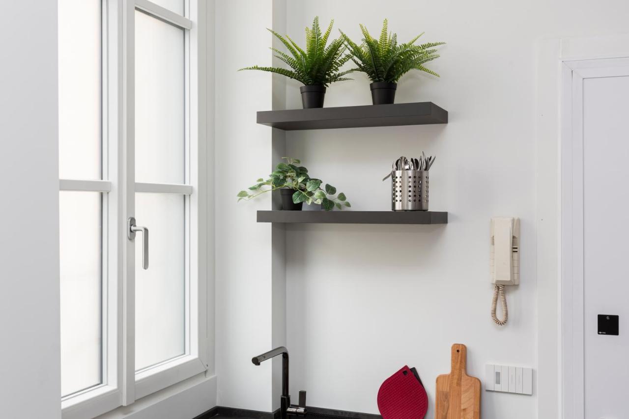 Nest For 2 In Fashion District Via S Cecilia * Milan
