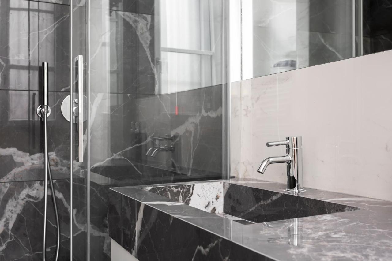 Nest For 2 In Fashion District Via S Cecilia * Milan